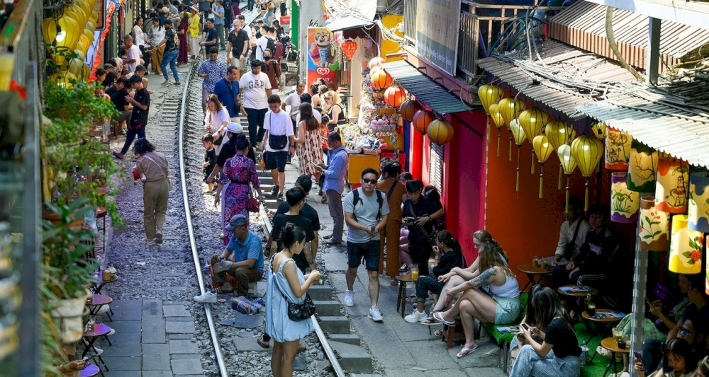 Visitors do not need to pay an entrance fee to visit Hanoi's Train Street (Source: Internet)